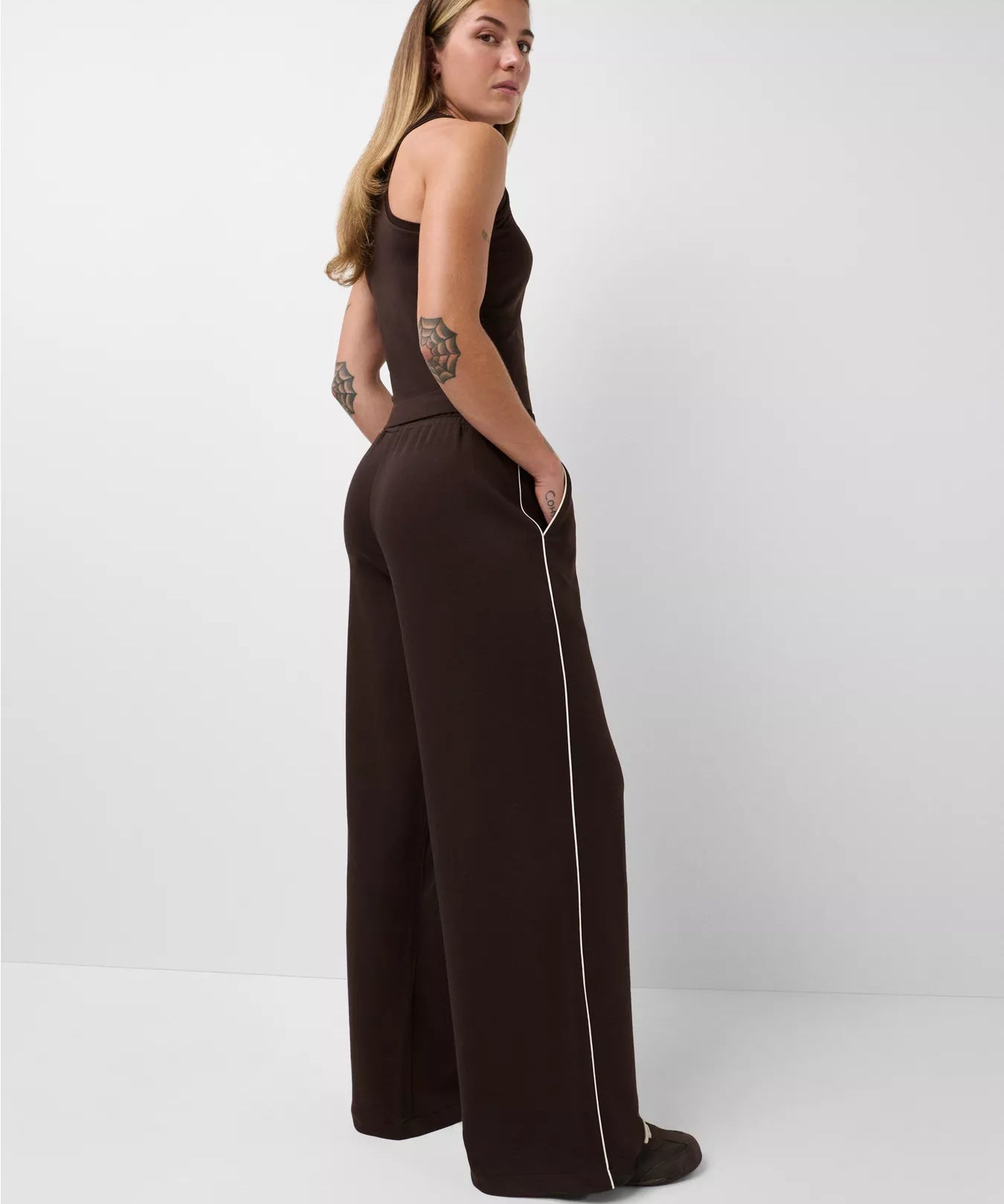 sb10879_espressobrown.webp