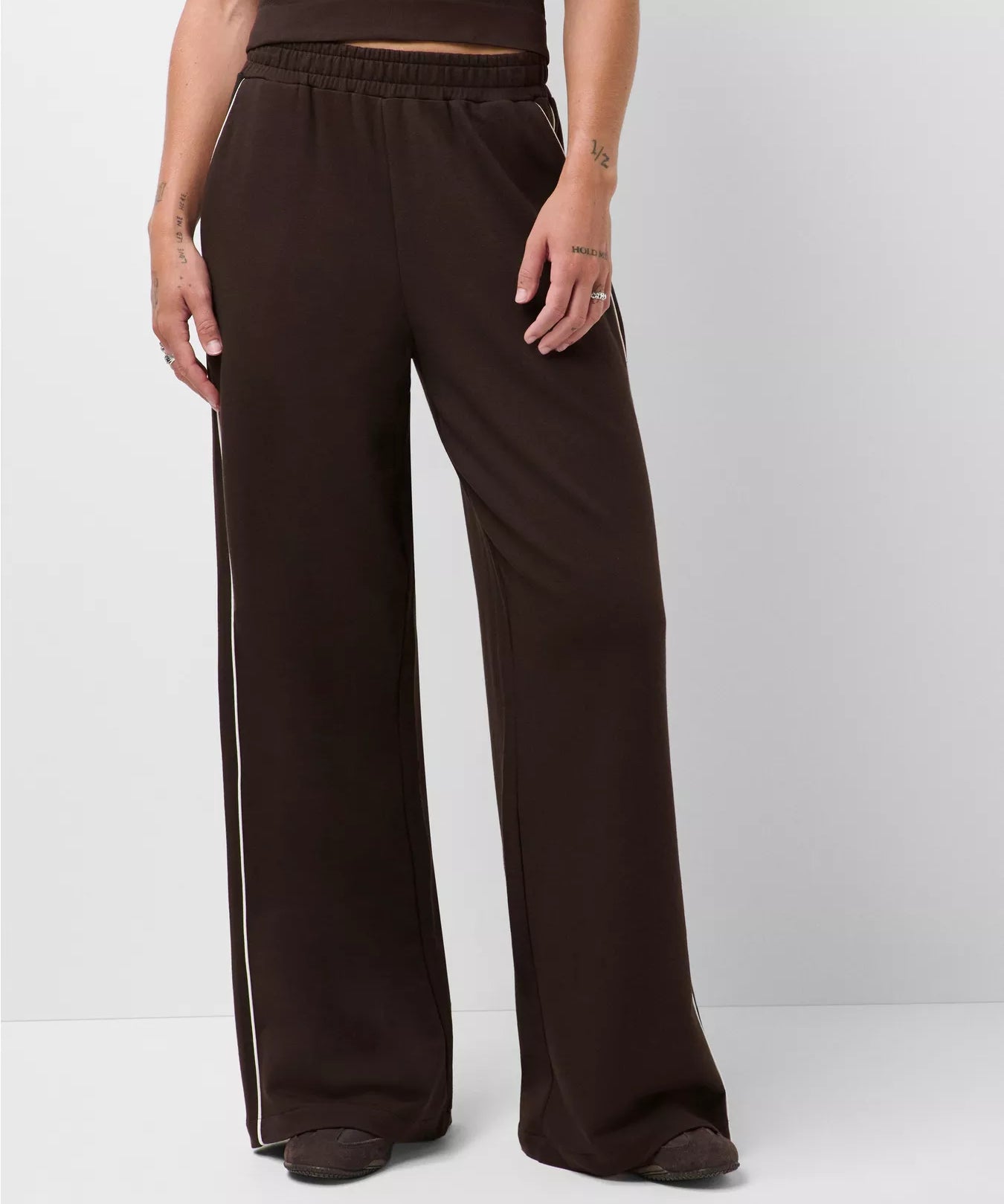 sb10879_espressobrown_1.webp